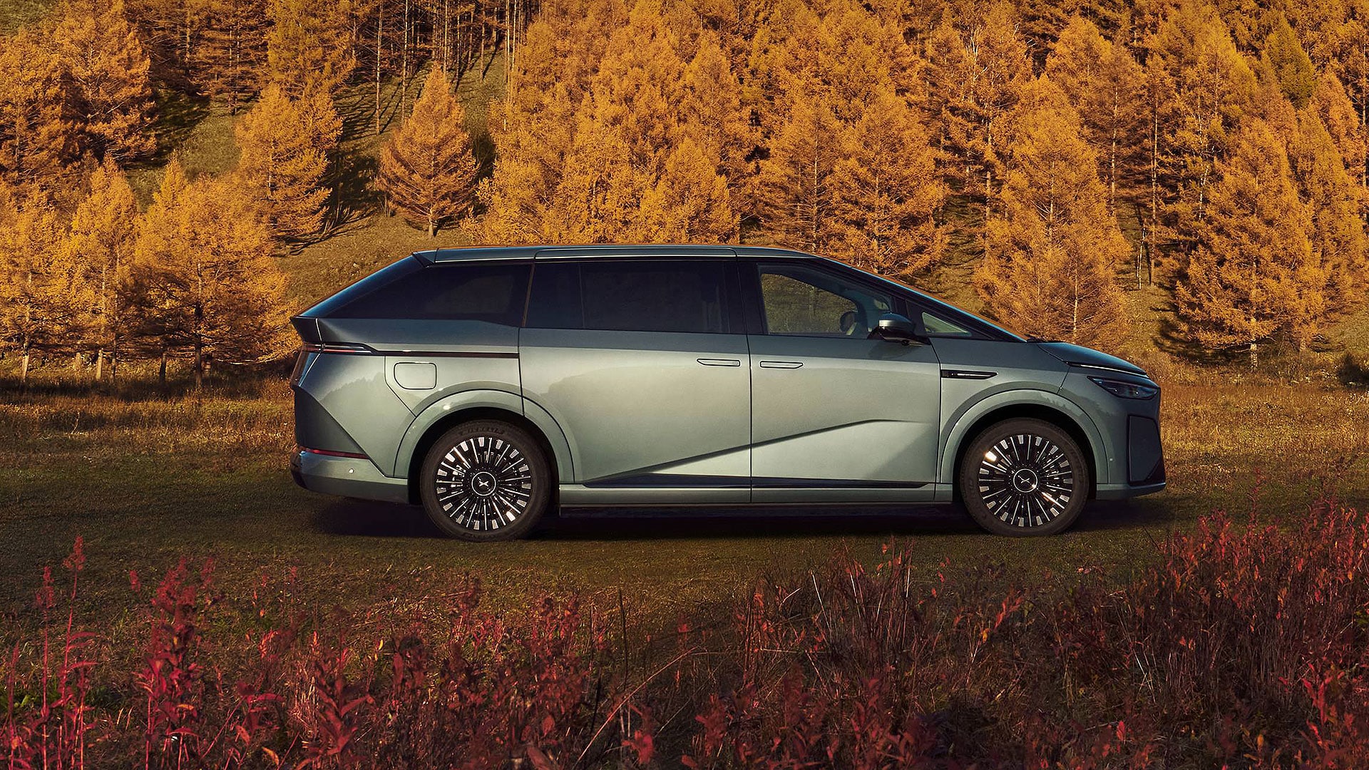 Xpeng debuts X9 EREV, starting pre-sales from $49,150