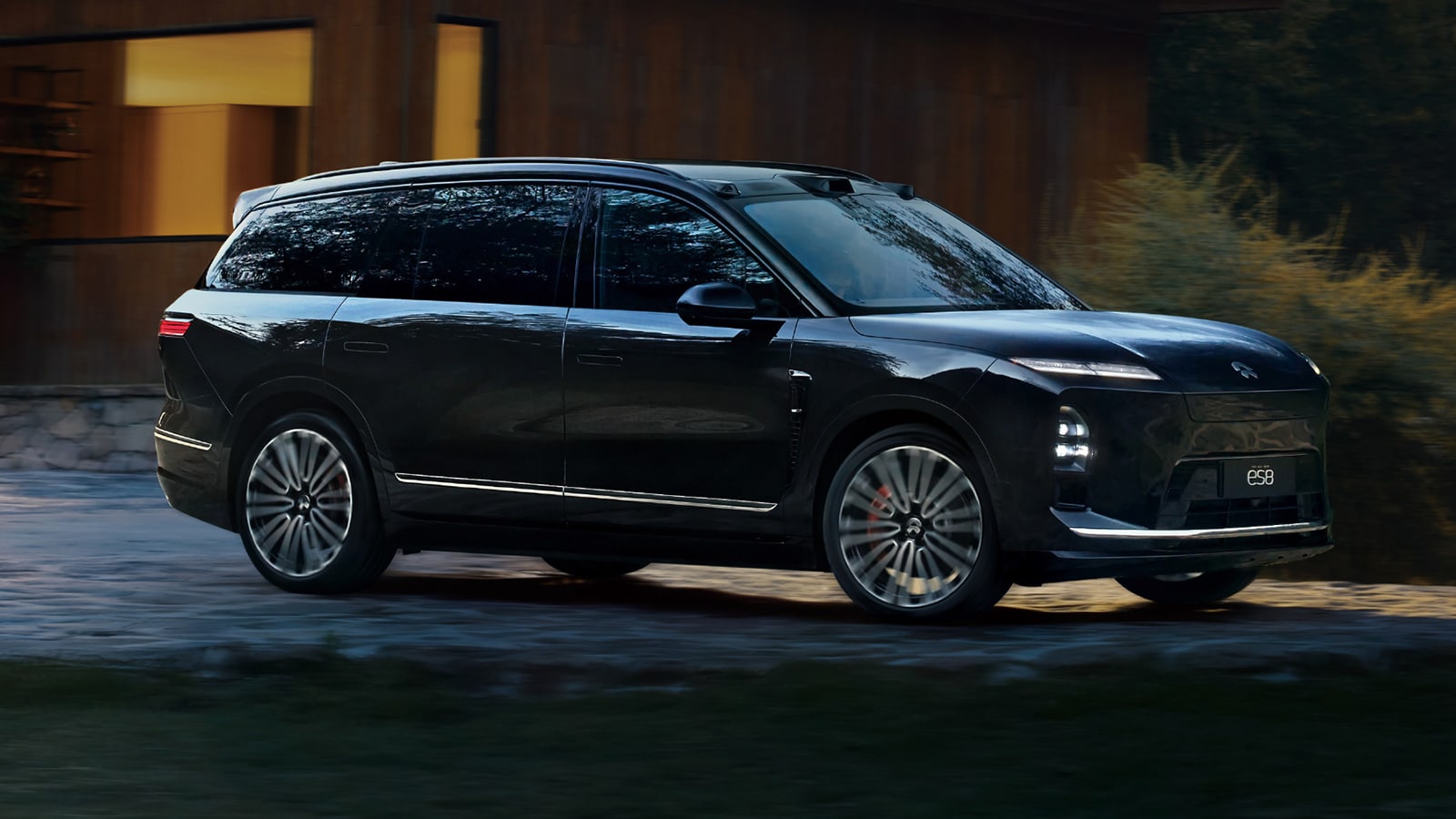 Nio's 3rd-gen ES8 SUV delivers record 10,677 units in Nov